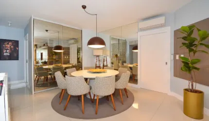 APARTAMENTO MOBILIADO COM 3 QUARTOS SENDO 3 SUÍTES 2 VAGAS DE GARAGEM NO BAIRRO CENTRO EM FLORIANÓPOLIS/SC