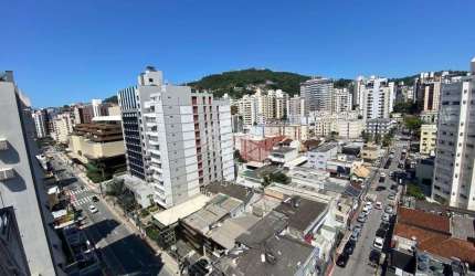 APARTAMENTO SEMIMOBILIADO COM 3 QUARTOS SENDO 1 SUÍTE E 1 VAGA DE GARAGEM NO CENTRO DE FLORIANÓPOLIS/SC