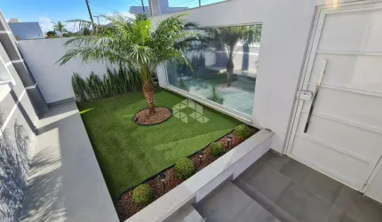 CASA COM 3 QUARTOS SENDO 1 SUÍTE E 2 VAGAS DE GARAGEM NO CARIANOS EM FLORIANÓPOLIS/SC