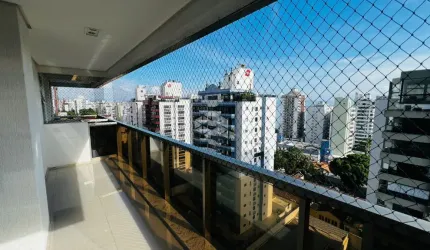 APARTAMENTO SEMIMOBILIADO DE ALTO PADRÃO NO CENTRO DE FLORIANÓPOLIS COM 3 SUÍTES 2 VAGAS E VISTA PANORÂMICA