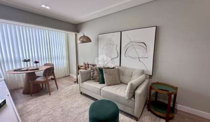 APARTAMENTO SEMIMOBILIADO NO CENTRO DE FLORIANÓPOLIS COM 2 QUARTOS SENDO 1 SUÍTE E 1 VAGA DE GARAGEM