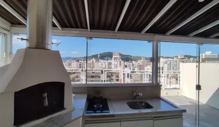 COBERTURA NO CENTRO DE FLORIANÓPOLIS COM SUÍTE VAGA DE GARAGEM E CONDOMÍNIO COMPLETO