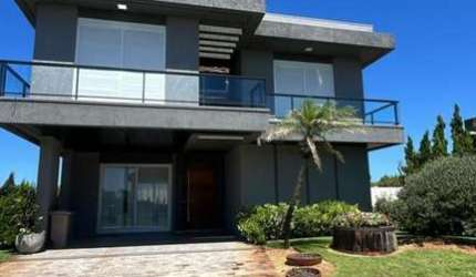 Casa 04 Dorm à venda no Bairro CAPÃO NOVO com 300 m² de área privativa - 2 vagas de garagem