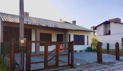 Casa 03 Dorm à venda no Bairro CAPÃO NOVO - 1 vaga de garagem