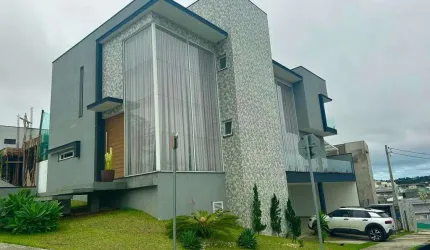 Sobrado para venda com 3 suítes e piscina no Bella Citta Fazenda Rodeio em Mogi.