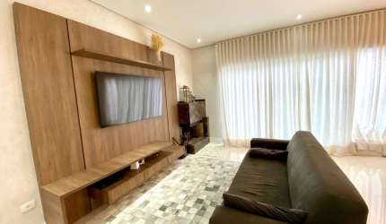 Casa para venda no condomínio Bella Città com 3 suítes e piscina.