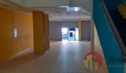 Loja térrea central, 251 m² interna, 2 garagens