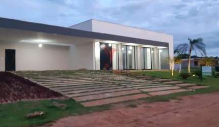 Casa de alto padrão com 4 Suites ,piscina, área gourmet, aquecimento,na Represa de Avaré