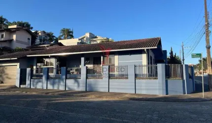 Casa  mobiliada com 2 Suites,localizada no Bairro Jaragua Esquerdo