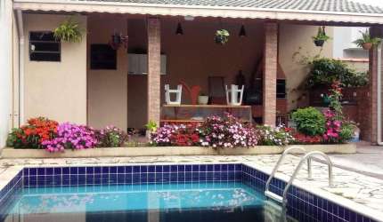 Casa de 3 Quartos, espaço gourmet, churrasqueira,piscina. No Club nos 500 , Guaratinguetá