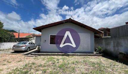 Casa ampla e arejada em área de crescimento – 450 m2 de terreno -Oportunidade!