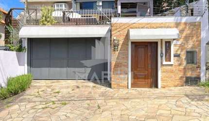 Casa com 3 quartos à venda na Rua Charruas, 257, Espírito Santo, Porto Alegre por R$ 1.800.000