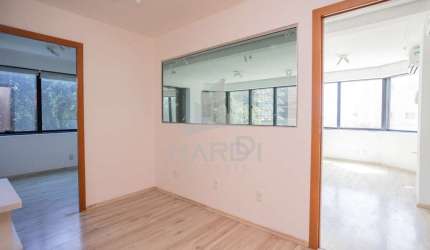 Sala comercial para alugar na Avenida Carlos Gomes, 1859, Petrópolis, Porto Alegre por R$ 3.000