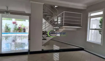 Linda casa assobradada com 4 dormitórios e 2 suítes com piscina em condomínio