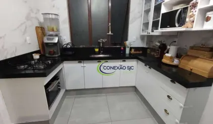 Apartamento todo reformado de 2 dormitórios com 1 vaga de garagem