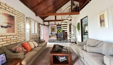 Belíssima casa SEMIMOBILIADA e muito bem localizada, no Bairro Sta Terezinha em Gaspar SC