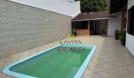 Belíssima residência com piscina no Bairro Ponta Aguda
