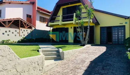 Casa à venda em Itanhaém-SP, bairro Cibratel: 4 quartos, 2 suítes, 3 salas, 4 banheiros, 4 vagas de garagem - 220 m² de área!