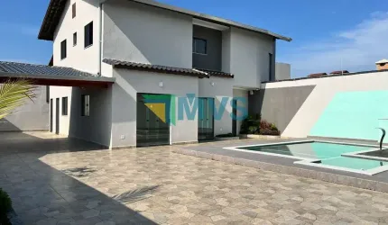 Casa à venda em Itanhaém-SP, no bairro Suarão: 3 quartos, 1 suíte, 2 salas, 3 banheiros, 7 vagas de garagem, 125m² de área.