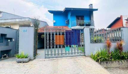 Sobrado com 252m² com 04 dormitórios (01 suíte), 03 vagas e churrasqueira - Vende-se no Centro de Ribeirão Pires