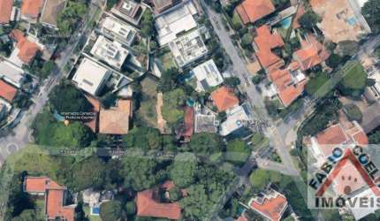 'Já imaginou construir a casa dos seus sonhos no bairro mais valorizado da cidade de São Paulo ?  Terreno de 835m2 no Jardim Europa, próximo ao parque