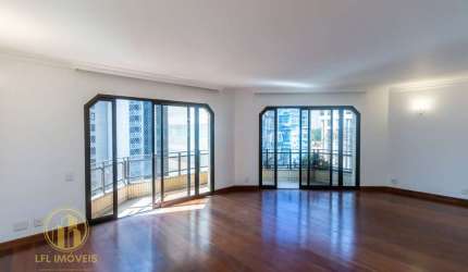 Muito espaço e privacidade no coração do Itaim Bibi: apartamento para locação, com 3 dormitórios e 3 vagas.