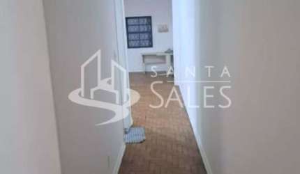 Casa com 2 dormitórios, 1 banheiro e 3 vagas.