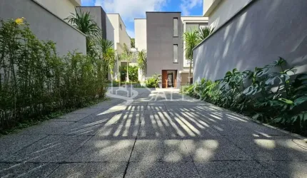 Casa em Condomínio de Alto Padrão, 4 Suítes,  4 Vagas, Piscina, Churrasqueira no Alto da Boa Vista