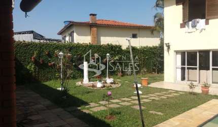 Imperdível oportunidade: Casa à venda em Interlagos, São Paulo-SP, com 4 quartos, 2 suítes, 3 salas, 6 banheiros, 5 vagas de garagem e 258,00 m² de área total!