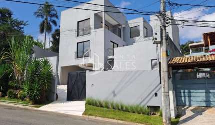 Casa à venda em Carapicuíba-SP, Chácara Moinho Velho: 3 quartos, 3 suítes, 3 salas, 5 banheiros, 2 vagas e 500m² de área.