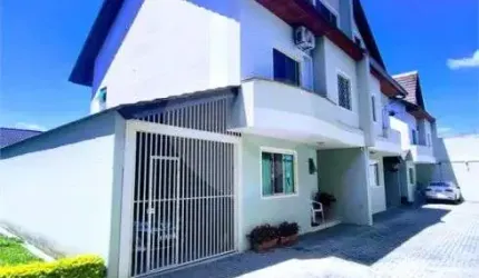 Sobrado com 4 quartos à venda em Bacacheri - PR