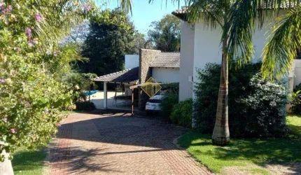 CASA MOBILIADA EM CONDOMINIO COM 05 QUARTOS SENDO 01 SUÍTE, PISCINA E CHURRASQUEIRA