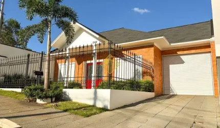 **CASA ALTO PADRÃO COM 02 SUÍTES E 01 QUARTO - JARDIM PANCERA - TOLEDO-PR**