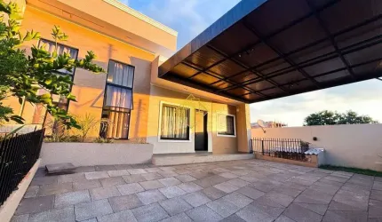 Casa ampla com excelente espaço de lazer, com 500m² de terreno: