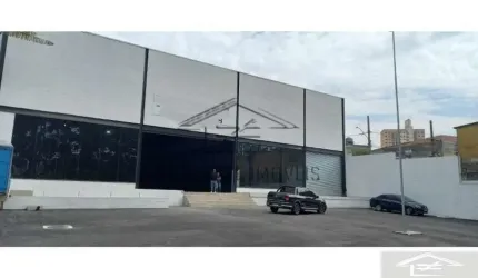 GALPÃO COM 900M² E ESTACIONAMENTO AMPLO