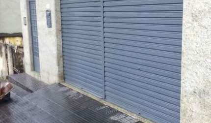 Salão de 130 m² com pé direito de 3,30; 2 banheiro