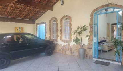VENDO CASA COM 04 DORMITÓRIOS, SUÍTE, ÁREA GOURMET COM CHURRASQUEIRA E 04 VAGAS DE GARAGEM.