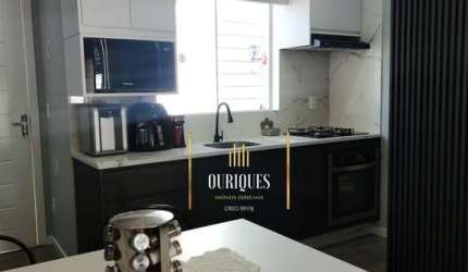 Sobrado Geminado com 68m², possui 2 quartos e espaço para 2 veículos.