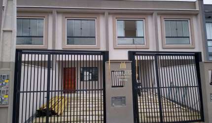 Sobrado Geminado com 100m², 3 quartos sendo 1 suíte e piscina.