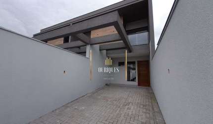 Excelente Sobrado no Iririú com 115m², 3 quartos sendo 1 suíte e 2 vagas.