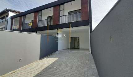 Excelente Geminado no Iririú com 108m² 3 quartos e um espaço de 14m de fundos