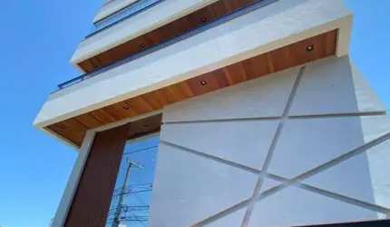 Apartamento com 82m² em andar alto no Saguaçú.