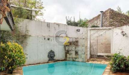 Casa padrão à venda no Pacaembu com 4 quartos, sendo 1 suite e 4 vagas