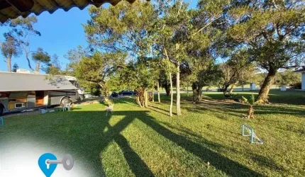 LINDA CASA COM PISCINA EM CONDOMÍNIO FECHADO