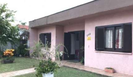 AMPLA CASA PRÓXIMO AO FÓRUM DE TRAMANDAÍ