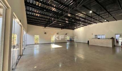 À Venda Salão comercial em Cravinhos - Jardim Santana à venda. 300m² de construção.