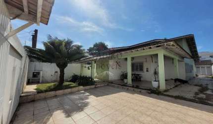 Casa térrea a 100 metros da praia, com 04 dormitórios, edicula.