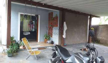 Casa térrea com 03 dormitórios no centro - Bertioga.