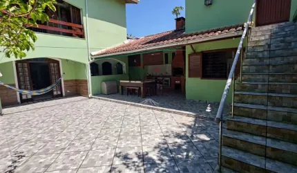 Sobrado com 04 dorms, no centro de Bertioga.