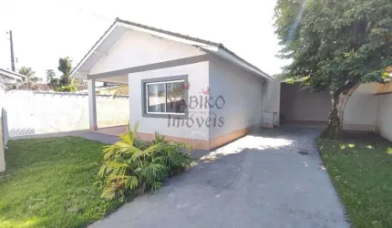 Casa térrea com 03 dormitórios no centro de Bertioga.